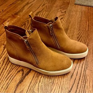 Steve Madden Women’s Camel Colored Wedge Sneakers, size 9, excellent condition